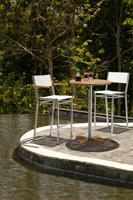 Drinks table with 2 chairs